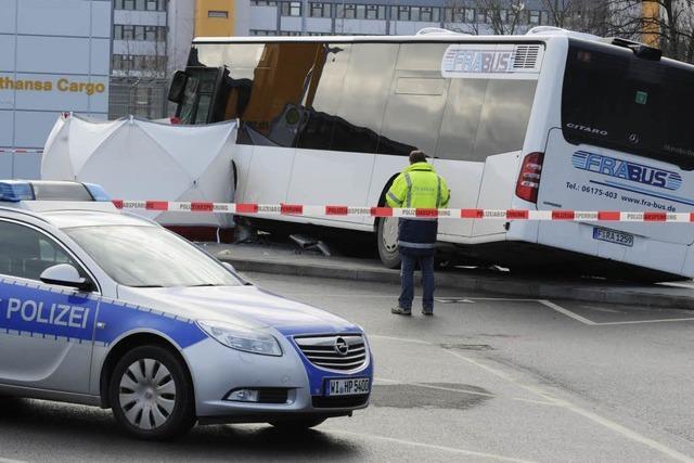 Bus rast am Frankfurter Flughafen in Menschengruppe