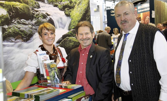 Petra Kaiser ist mit dem Interesse der...Kitzingen am Main) am Messestand ein.   | Foto: Wilfried Dieckmann