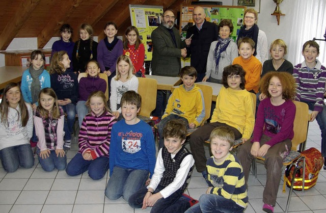 Flankiert von den Kindern der Klasse 4...ie Untersttzung (hinten, von links).   | Foto: Privat