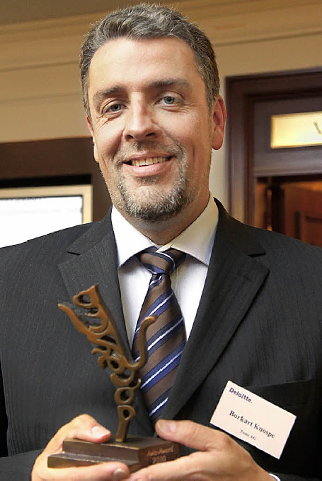 Burkart Knospe mit dem Axia Award 2010...higkeit&#8220;, &#8222;Erfolg&#8220;.   | Foto: Testo