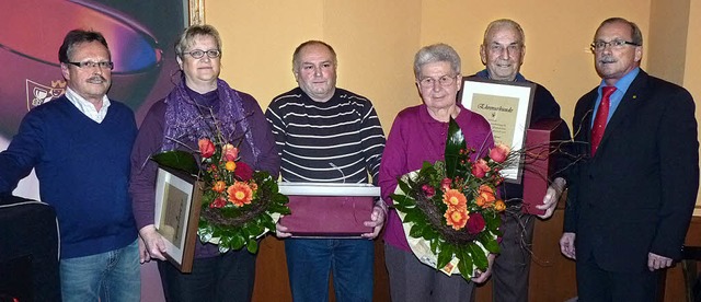 Ehrung (Von links): Vorstandsvorsitzen... und Geschftsfhrer Gnter Zimmermann  | Foto: Christel Hlter-Hassler