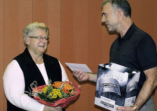 Frauentreff-Vorsitzende Ingrid Schambe...nfred Merstetter  Geschenke entgegen.   | Foto: Ricardo Raps