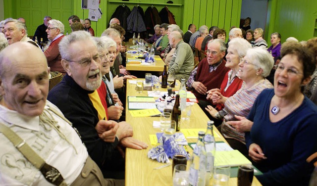 Aus vollen Kehlen sangen die Senioren begeistert mit.   | Foto: Werner Probst