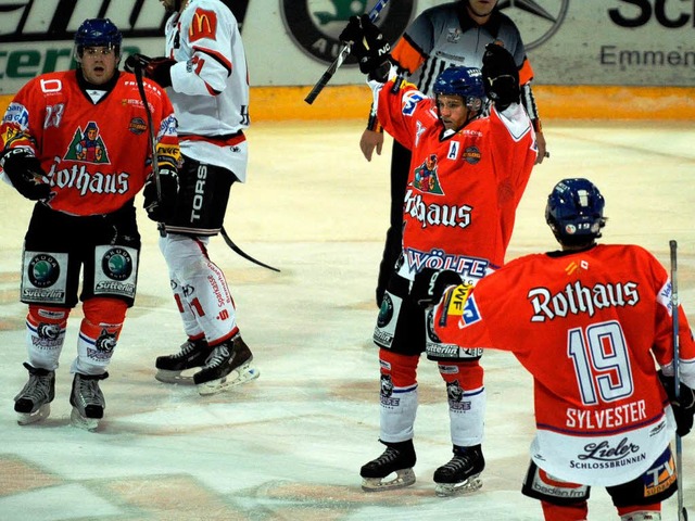 Christian Billich jubelt beim Spiel der Wlfe gegen Bremerhaven im Oktober. 