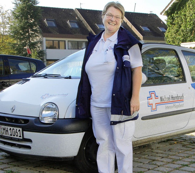 Schwester Elfriede mit dem Auto des In...von Michael Hornbruch in Gundelfingen   | Foto: Lukas Wiesenhtter