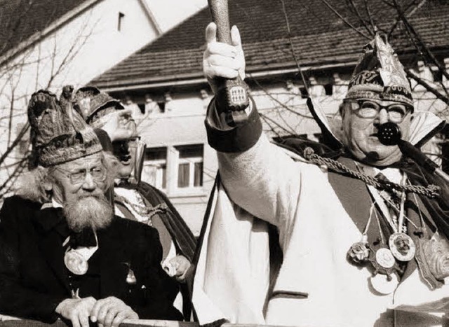 Zunftmeister Fritz Sutter (rechts) und... Adolf Glattacker auf dem Schulplatz.   | Foto: bader