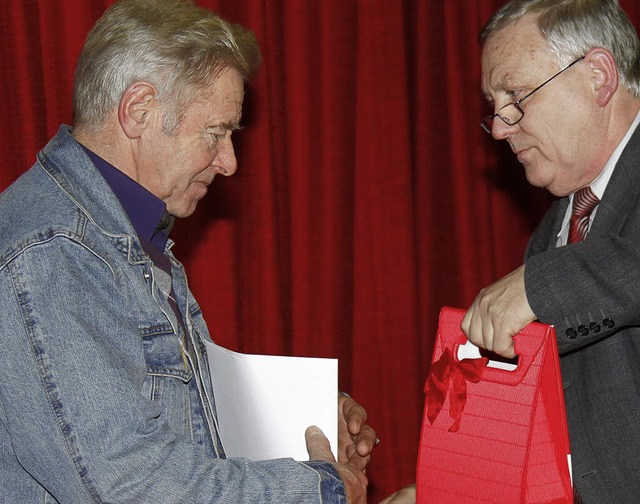 Ortsvorsteher Rudolf Zimmermann dankte...tndig war, mit einem kleinen Prsent.  | Foto: Wilfried Dieckmann