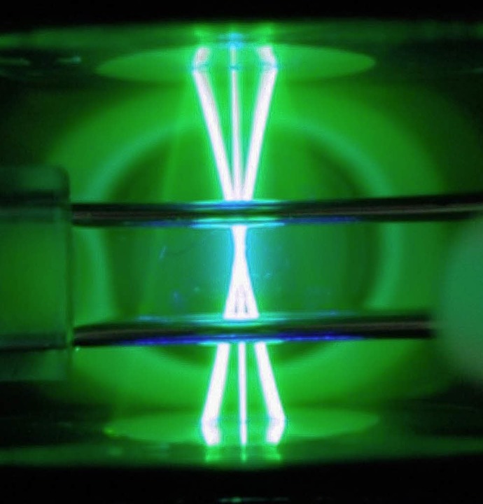 Eine Probe  im Laserlicht von Rohrbach...jekt befindet sich im Strahlenkreuz.    | Foto: imtek