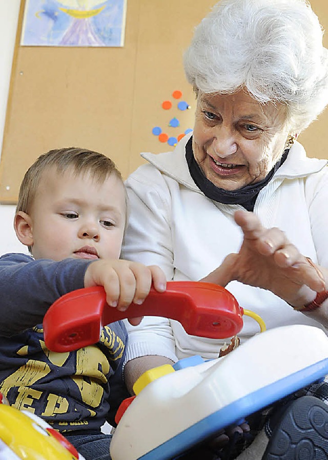 Senioren betreuen Kinder: Auch das ist mglich in Mehrgenerationenhusern.    | Foto: dpa