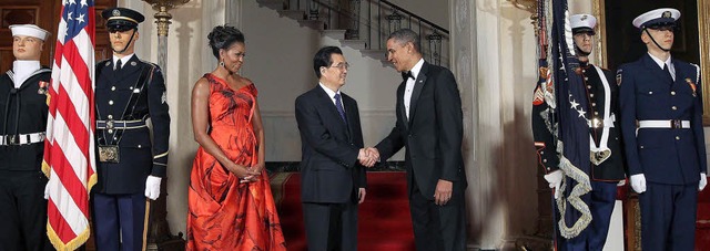 Michelle Obama leuchtet in Rot. Eher u...US-Prsident Obama die Hand schttelt.  | Foto: dpa