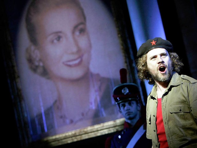 &#8222;Confrencier&#8220;: Ch Guevar...r dem Konterfei der historischen Evita  | Foto: BB-Promotion