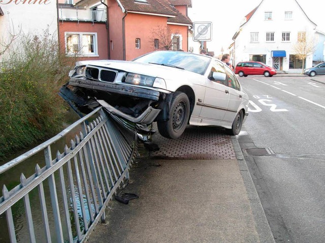 Unfall in  Teningen: Dieses Auto lernte &#8222;klettern&#8220;  | Foto: Polizei