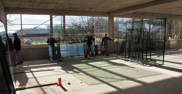 Die Arbeiten am Schulhausneubau in Sas...e groen Fensterelemente installiert.   | Foto: Michael Haberer