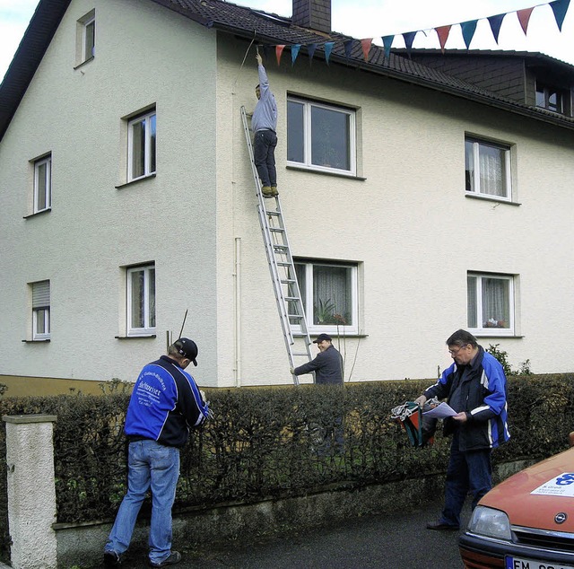 Fleiige Gutacher schmcken die Straen mit Narrenfhnchen.  | Foto: Gnter Bank