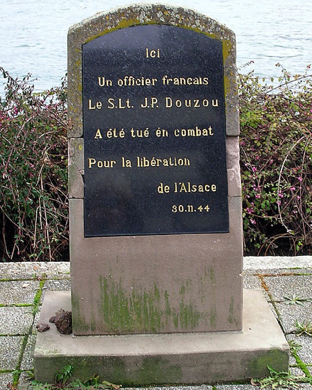 Gedenkstein am Rheinufer, kurz danach hat der Weg aber ein Ende.  | Foto: Bartl