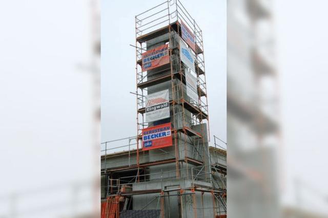 Der neue Schlauchturm steht schon