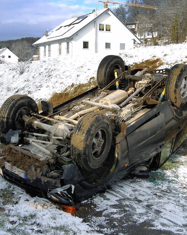 Der Fahrer dieses Autos blieb beim Unfall unverletzt.  | Foto: Polizei