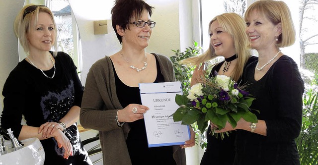 Glckwnsche sprach das Team von Inter...riano und  Inhaberin Iris Hinkelmann.   | Foto: Silke Hartenstein