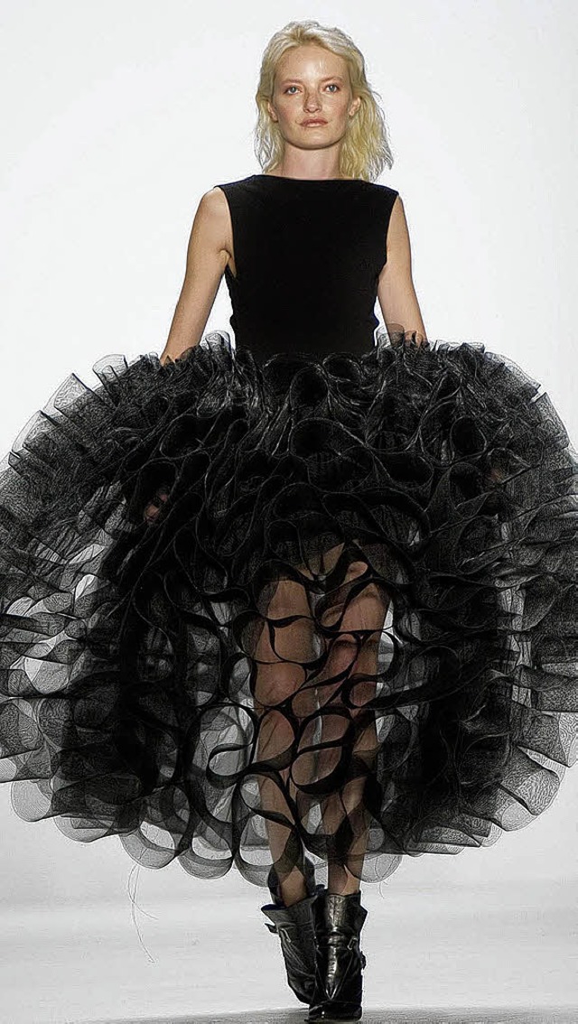 Kleid mit Kugelrock von Lever Couture   | Foto: dpa/AFP