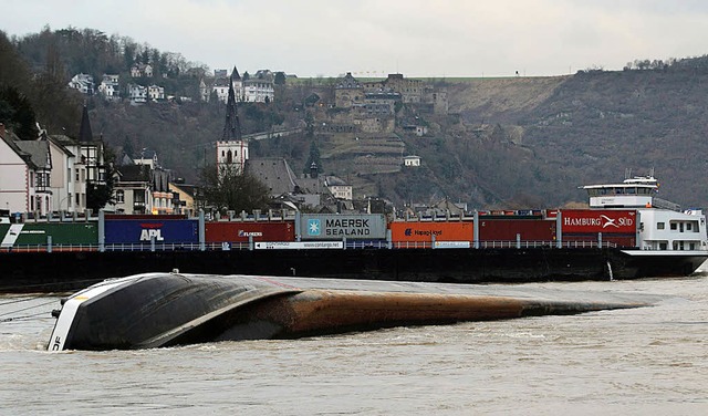 Ein Containerschiff passiert den havarierten Tanker Waldhof.   | Foto: dpa