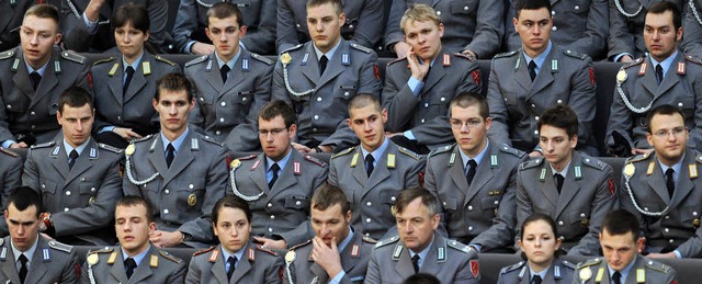 Soldatinnen und Soldaten der Offiziers...zen am Freitag im Bundestag in Berlin.  | Foto: dpa