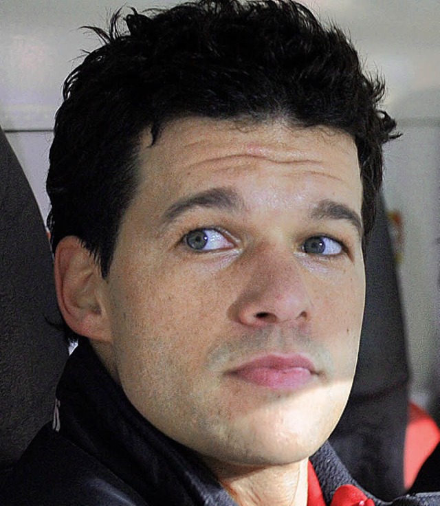 Michael Ballack wird gegen Mnchenglad...hst auf der Ersatzbank Platz nehmen.    | Foto: afp