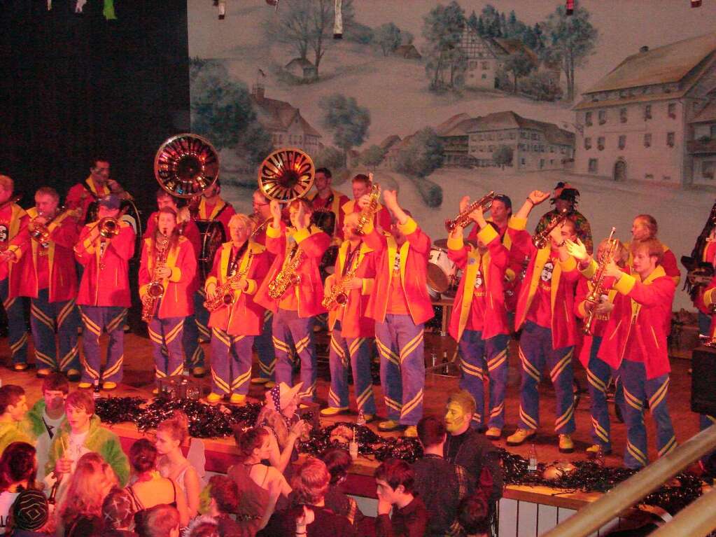 Zahlreiche Guggenmusiker lieen es in der Unadinger Brgerhalle krachen.