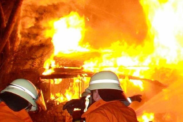 Feuerwehr ringt Feuer in Werkstatt und Bungalow nieder