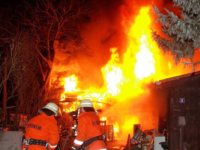 Meterhoch schlagen gegen vier Uhr am S... einem Werkstattschuppen in Hugstetten  | Foto: Josef Hgele