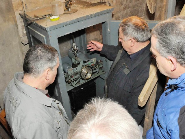 Roland Ankermann erklrt den Gemeinder...gwerk im Turm der katholischen Kirche.  | Foto: Zimmermann-Duerkop