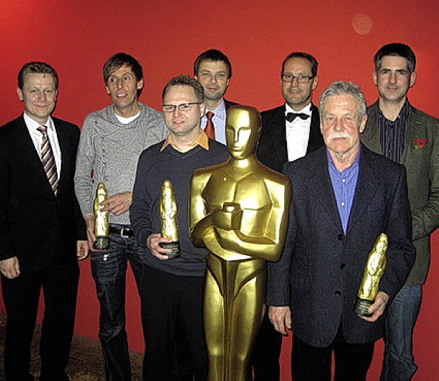 Mit einem &#8222;Oscar&#8220; ehrte di...ustin Moser, Andreas Hummel (v. li.).   | Foto: ZVG