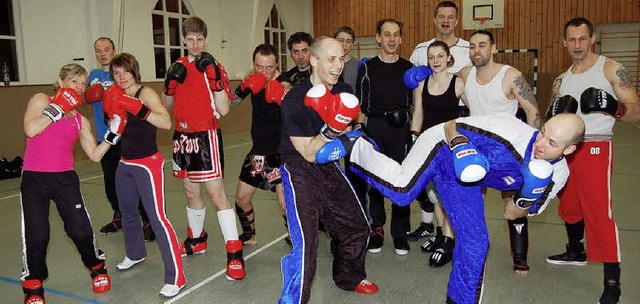 Marc Bonar (rechts) im Kampf mit Kickbox-Abteilungsleiter Andreas Ohnhaus   | Foto: Heinz Vollmar