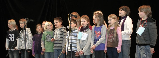 Die Grundschler bei ihrem Auftritt in der Stadthalle.   | Foto: Erika Sieberts