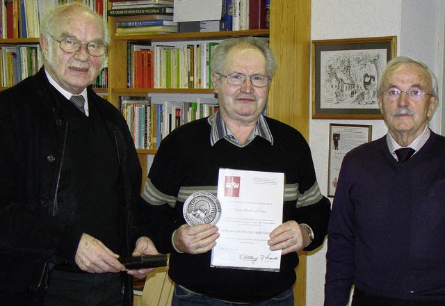 Prses Robert Henrich (links) und Obma...tswache auf dem Lindenberg teilnimmt.   | Foto: Rudi Schmidt