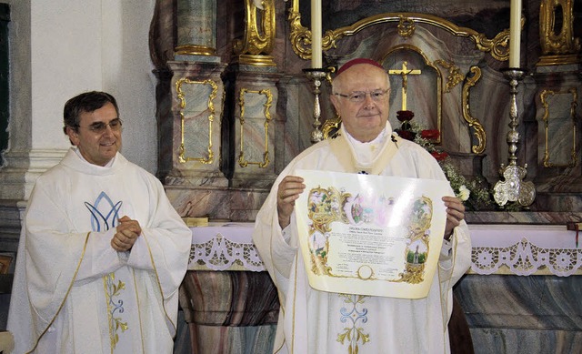 Provinzial Pater Mirko aus Passau (lin...rzbischof Robert Zollitsch berreicht.  | Foto: Andreas Bhm