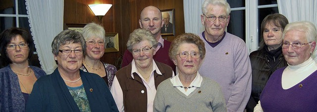 Nur einige der Mitglieder, die seit 40...itzende Gudrun Hieber direkt (links).   | Foto: r. tebbel