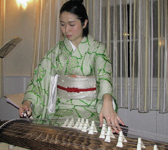 Die Koto-Spielerin Naoko Kikuchi gab a...bend ein Konzert im Mnsterpfarrheim.   | Foto: Michael Gottstein