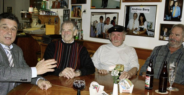 Klaus Denzinger (links) sprach sich vo...und Gsten fr mehr Brgerrechte aus.   | Foto: Peter Schtz