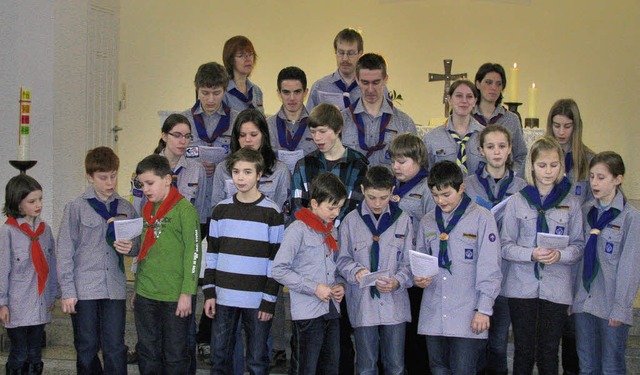 Die Pfadfinder vom Stamm &#8222;Die Br...in der Evangelischen Stadtkirche mit.   | Foto: Michael Gottstein