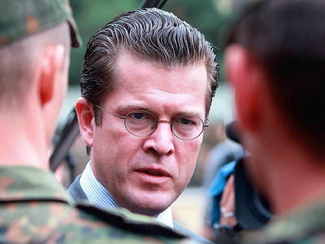 Verteidigungsminister Karl-Theodor zu Guttenberg  | Foto: dpa