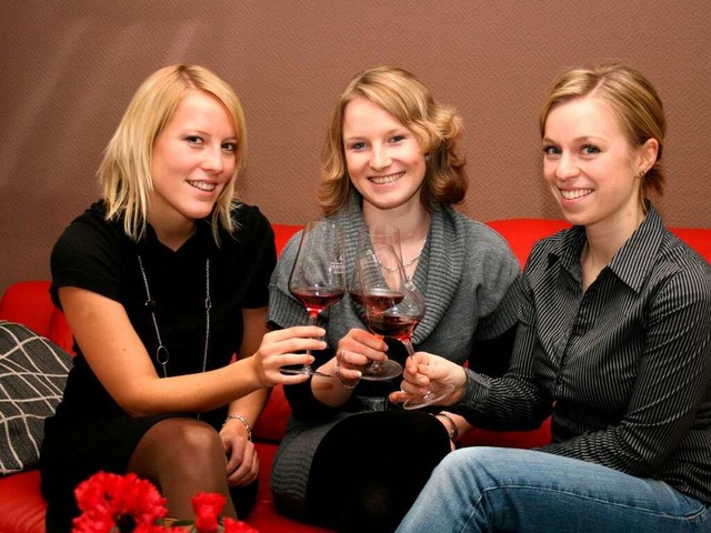 Ein Glschen Roter auf das gemeinsame ...le,  Eva Mller und  Adrienne Streif.   | Foto: Theo Weber