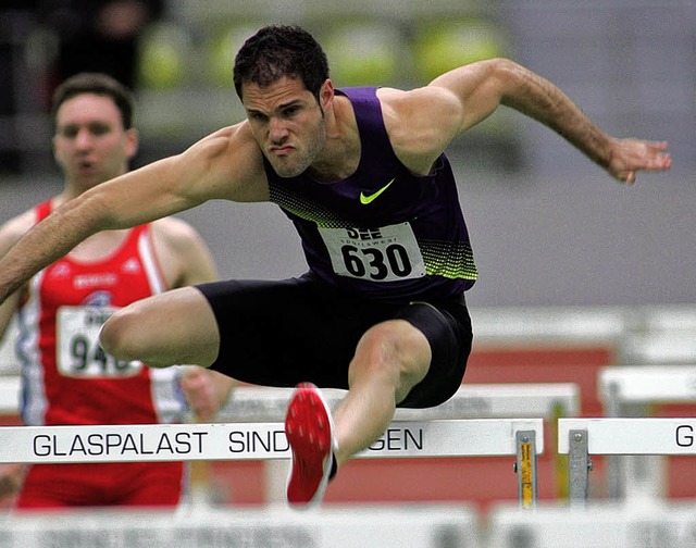 Matthias Bhler (LG Offenburg) strmt ...Hrden des  Sindelfinger Glaspalasts.   | Foto:  Ralf Grlitz