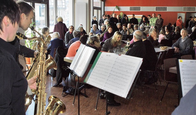 Blick ber die Schulter von Sabine und...m Quartett Sax-mol des Musikvereins.   | Foto: Haberer