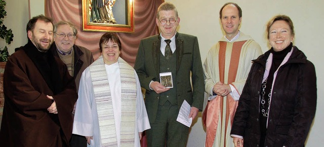 Zum vierten Mal verlieh die alt-kathol...Bruder Jrgen Maria Bhm (von rechts).  | Foto: Binner-Schwarz