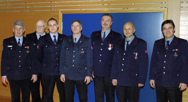 Karl Trscher (von links) ehrte fr de...s der Marcher Kommandant Dieter Kremp   | Foto: axel drber