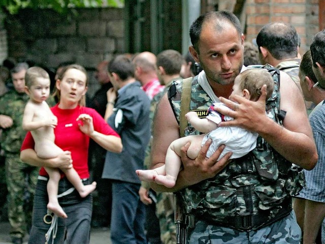 Einer der folgenschwersten Anschlge d...r Schule von Beslan im September 2004.  | Foto: Sergei Chirikov