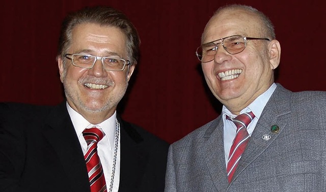 Wolfgang Frstenberger (links) gratulierte Siegfried Bomke   | Foto: Frey