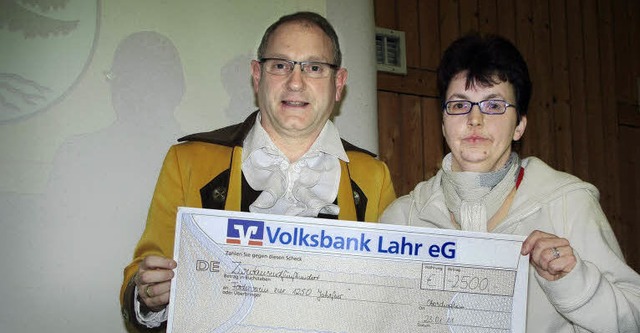 Andrea Spitzmller berreichte Michael Jckle den 2500 Euro-Spendenscheck.   | Foto: barbara rderer
