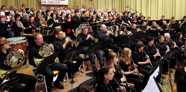 Klangflle seltener Art: die Brake-Ch...der Musikverein Friesenheim zusammen.   | Foto: wolfgang knstle