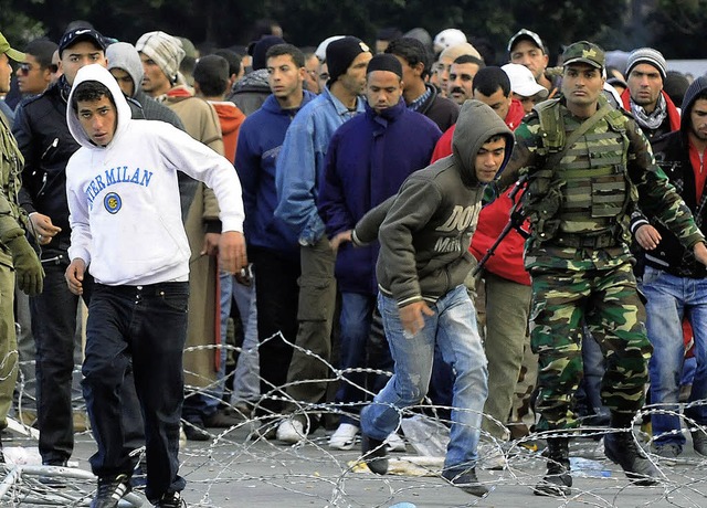 Aufgebrachte Jugendliche: Tunesien kommt nicht zur Ruhe.   | Foto: afp